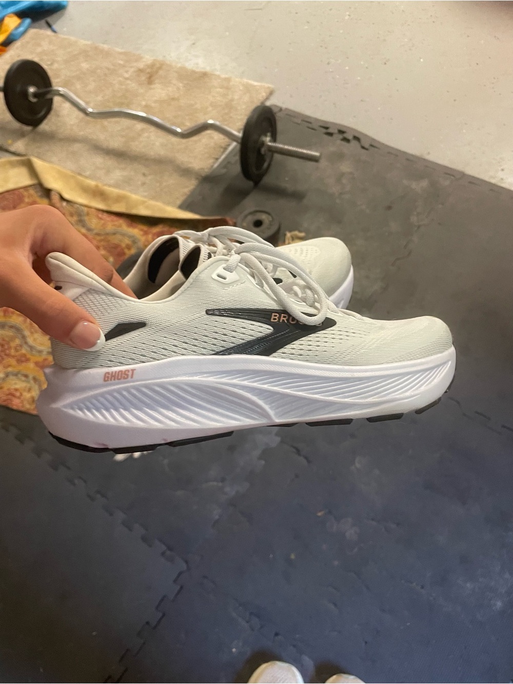 Brooks Ghost 18 road-running shoes in white, black, and rose gold size women’s 8 - Picture 3 of 5